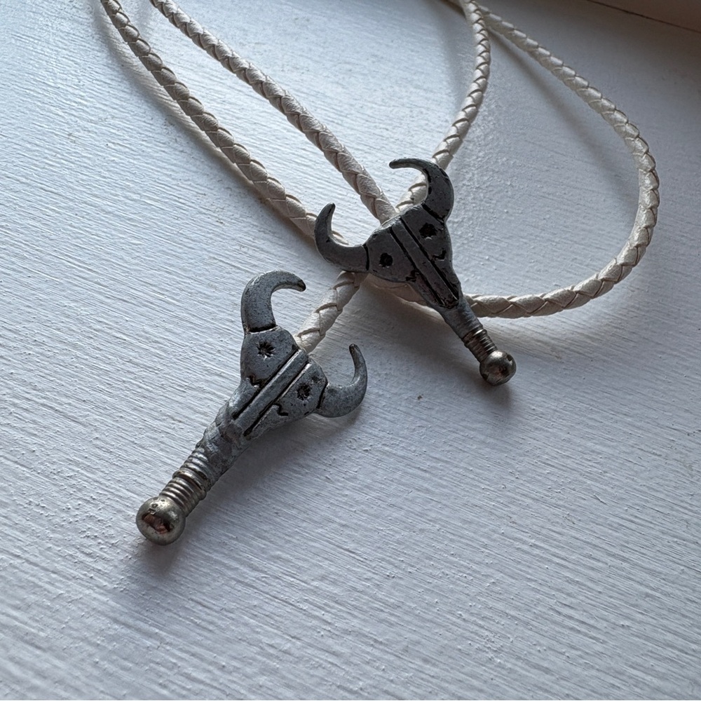 Vintage White Braided Bolo Tie (Cord Only) with Silver Longhorn Tips